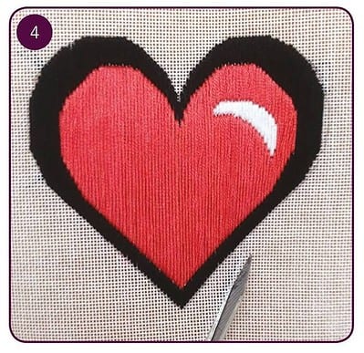 Stickerei eines roten Herzens mit schwarzem Rand, detailreiche Näharbeit, geeignet für kreative Handwerkskunst, passend zu Handmade Kultur, ideal für DIY-Projekte.