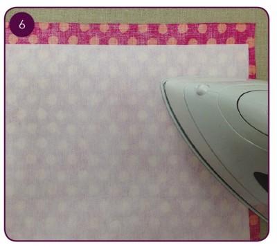 Falten eines bunten Papierbogens mit einem Bügeleisen, kreative Bastelarbeit im Pop Art Stil, ideal für DIY-Projekte und Scrapbooking.