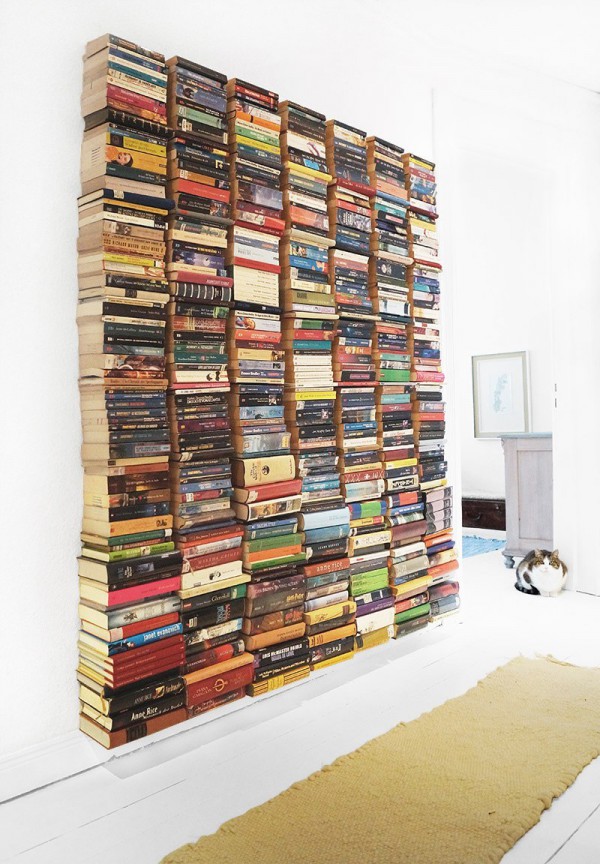 schwebende Bücherwand