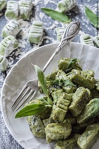 Spinat-Gnocchi mit Salbeibutter ... Eure Kids werden's lieben!