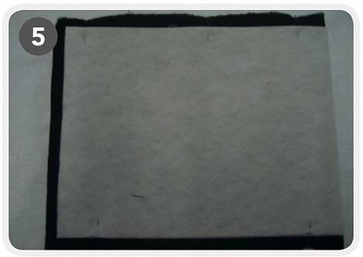 Handgefertigte Filz-Tablet-Hülle mit schwarzem Rand, ideal für den Schutz und die Aufbewahrung von Tablets, aus nachhaltigen Materialien gefertigt.