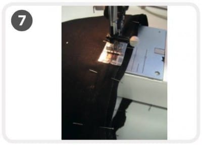 Handgefertigte Lederhülle für Tablet, hergestellt mit Nähmaschine, detailreiche Verarbeitung, hochwertiges Material, kreative Handarbeit, ideal für Schutz und Stil.