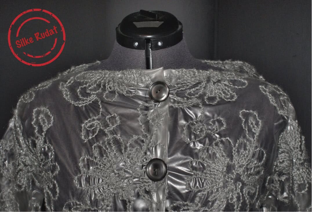 Transparente bestickte Regenjacke
