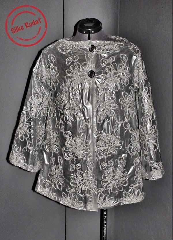 Transparente bestickte Regenjacke