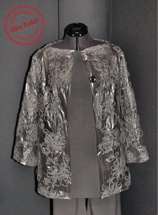 Transparente bestickte Regenjacke