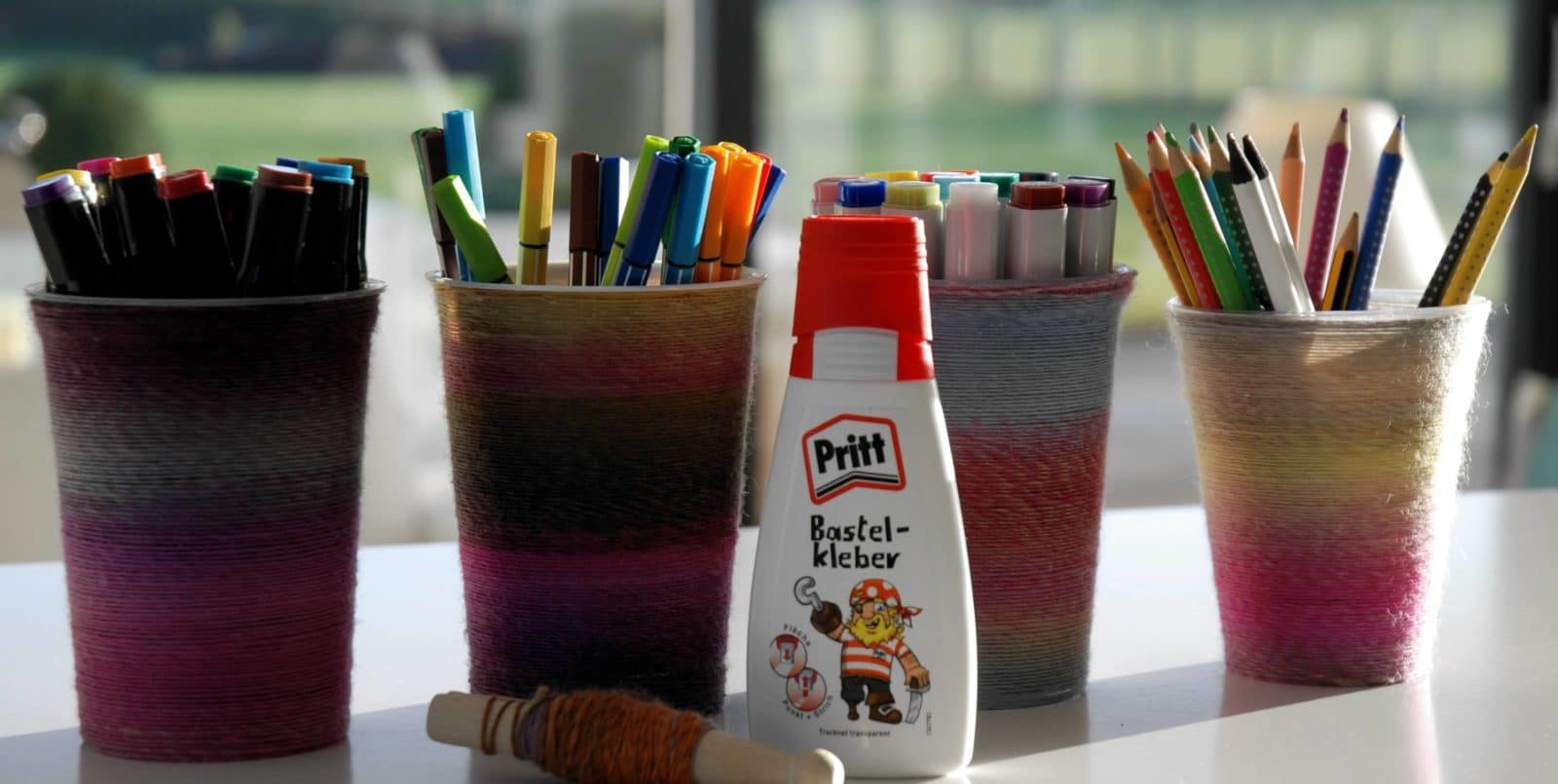 Upcycling aus Joghurtbechern und Wolle – Stifteköcher