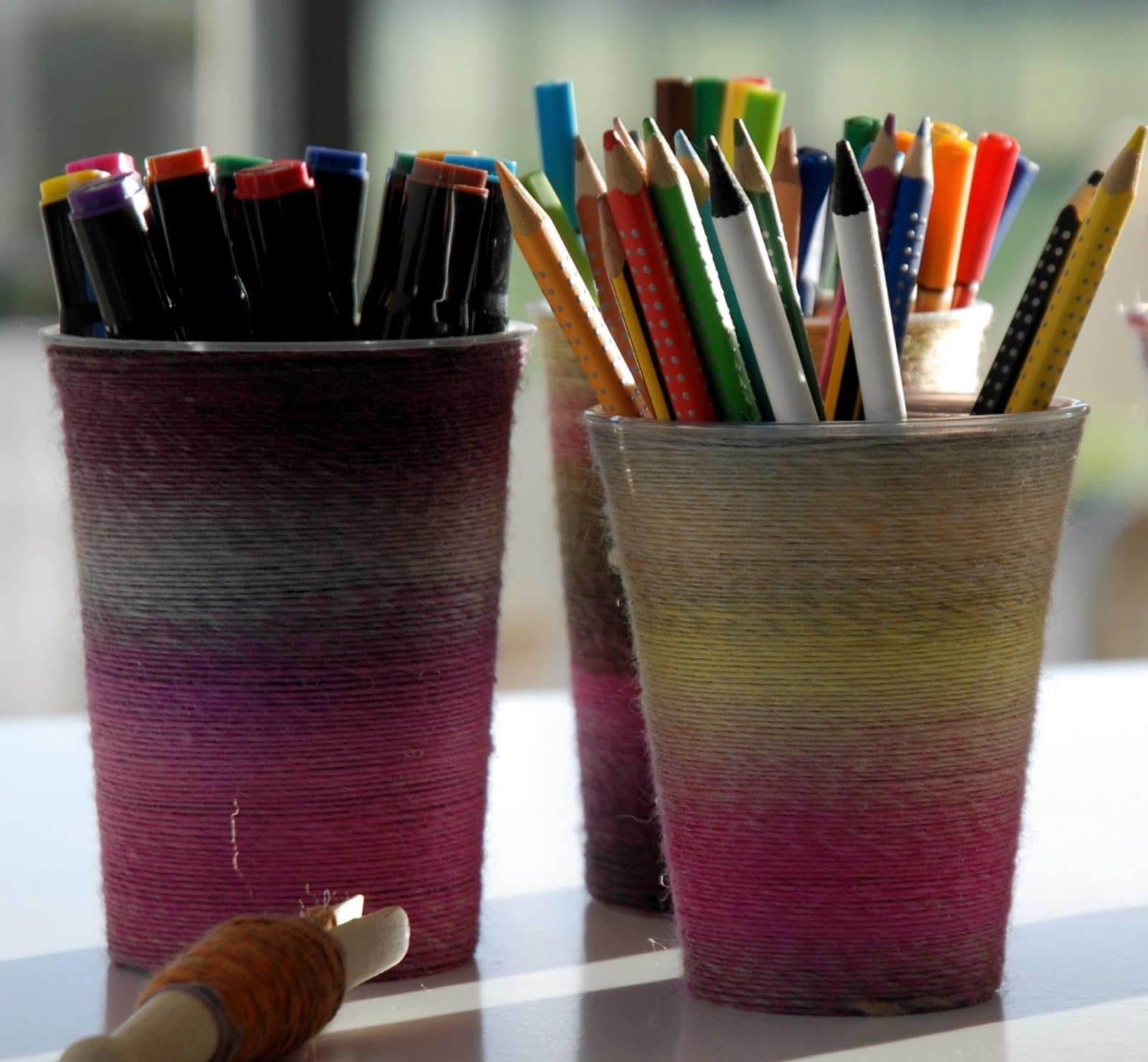 Upcycling aus Joghurtbechern und Wolle – Stifteköcher