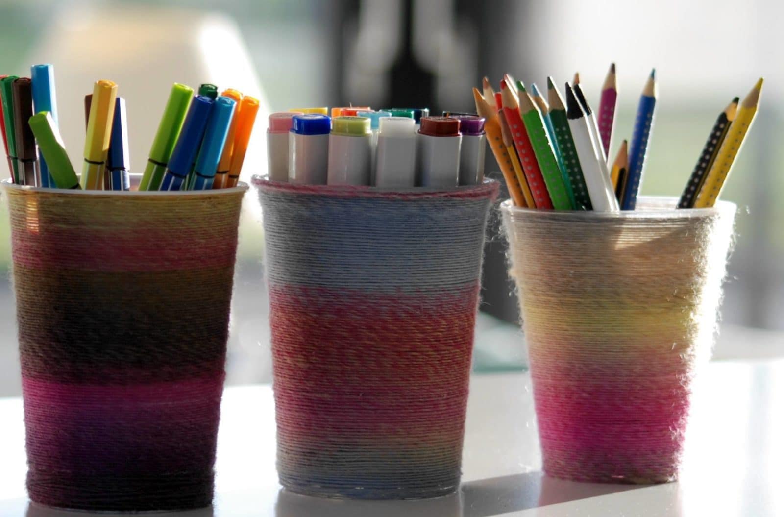 Upcycling aus Joghurtbechern und Wolle – Stifteköcher