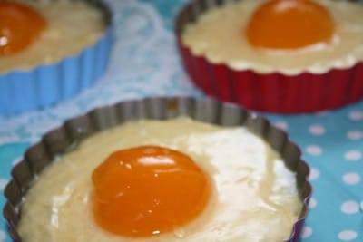 ✔ Wie Du ganz einfach einen Spiegelei-Kuchen für Ostern backst