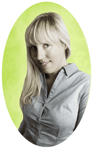 Porträt einer Frau mit blonden Haaren und grauem Hemd, die kreative Handwerkskunst und Kultur repräsentiert, passend für Handmade Kultur Themen.
