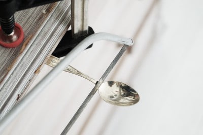 Schlüsselanhänger in Form eines Bestecks, handgefertigt, aus Metall, mit Schlüsselring, dekoratives Accessoire für Schlüssel oder Tasche.
