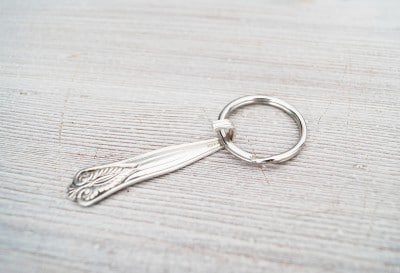 Eleganter Besteck-Schlüsselanhänger aus Metall, handgefertigt, mit detailliertem Design, ideal als Geschenk oder Dekoration, passend zum Thema Besteck-Schlüsselanhänger.