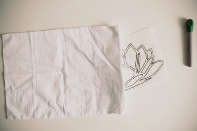 Unvollständiges Lotus-Kissen aus Stoff, Skizze eines Lotusblumen-Designs, Marker auf weißem Hintergrund, für Buddhismus und Meditation geeignet.