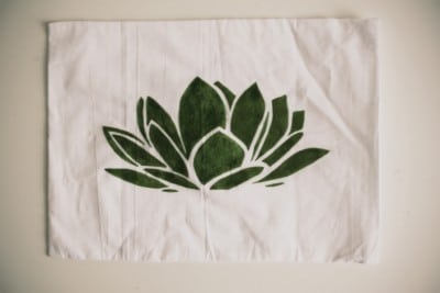 Leinenbezug mit stilisiertem Lotusblumen-Design, geeignet für buddhistische Meditationskissen, handgefertigt, nachhaltiges Material, für spirituelle Praxis und Zuhause.