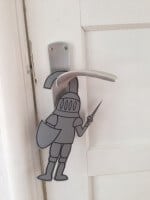 Der kleine Ritter hält die Tür zu!