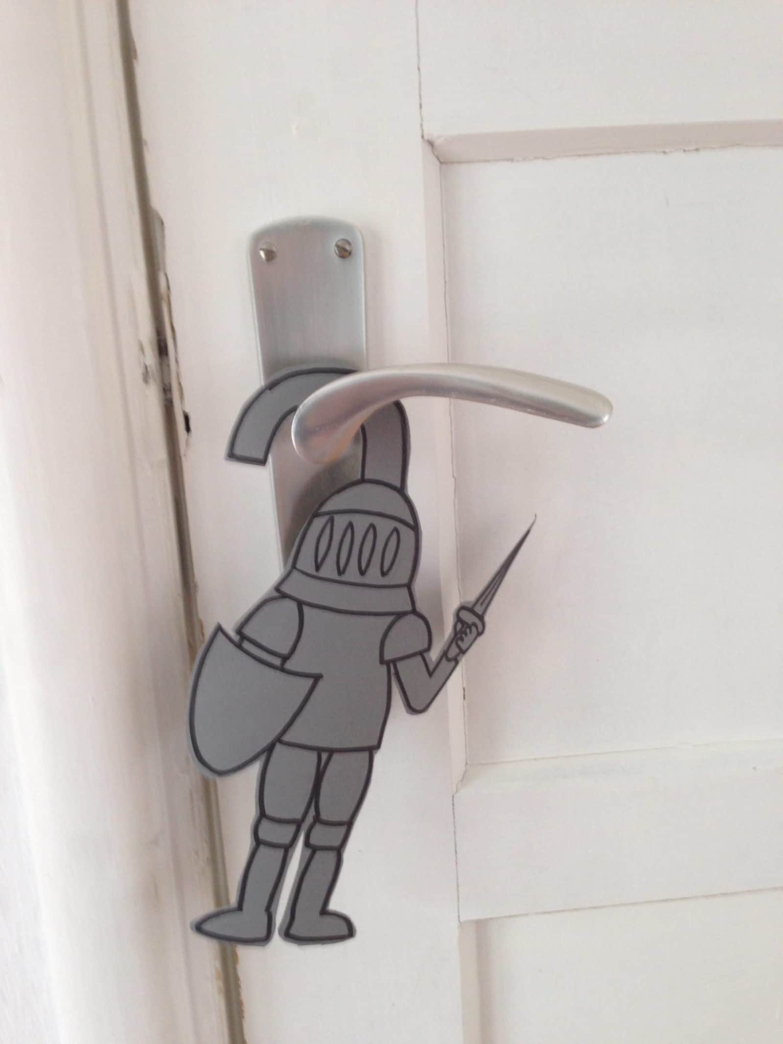 Der kleine Ritter hält die Tür zu!