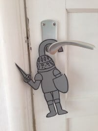 Der kleine Ritter hält die Tür zu!