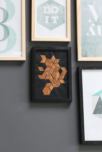 Dekoratives Handmade Kupfer Hexagon Bild in schwarzem Rahmen, passend für moderne Wandgestaltung, inspiriert von DIY-Projekten und Handwerkskunst.