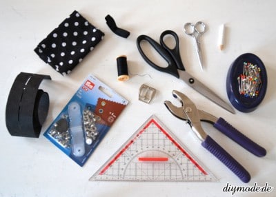 Stoffgürtel, Nähzubehör, Schere, Maßband, Nähnadeln, Faden, Schneidematte, Zange, Cutter, Reißverschluss, Polka-Dot Stoff, alles für DIY Gürtel aus Stoff.