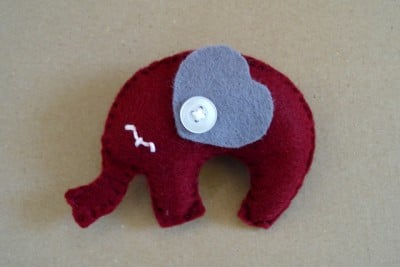 Kuscheliges Elefantenmobile aus Filz in Rot und Grau, handgemacht, ideal für Babyzimmer, mit Knopf-Auge und weichem Material, für eine sichere und liebevolle Umgebung.