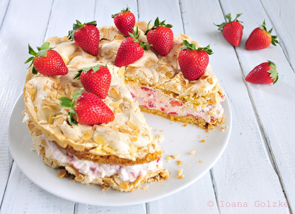 Erdbeersahne-Baiser Torte
