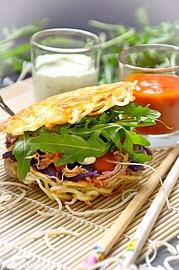 Eurasien Style Burger - Pul­led Pork meets Ramen and Kimchi von den [Foodistas]