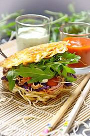 Eurasien Style Burger - Pul­led Pork meets Ramen and Kimchi von den [Foodistas]