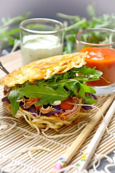 Eurasien Style Burger - Pul­led Pork meets Ramen and Kimchi von den [Foodistas]