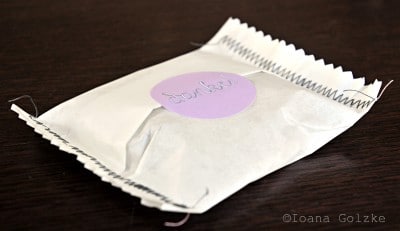 Weiße Pizzabox für Cookies mit handgeschriebener Beschriftung 'Danke!' auf einem dunklen Holzuntergrund, ideal für Geschenkverpackungen bei Handmade Kultur.