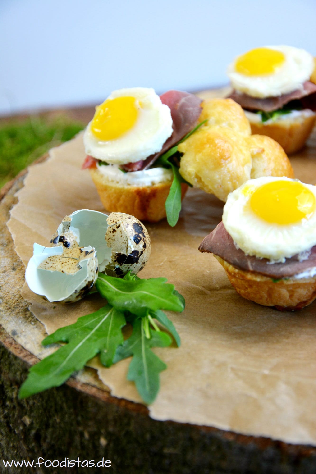 Herzhafte Brioche mit Roastbeef und Wachtelei von den [Foodistas]
