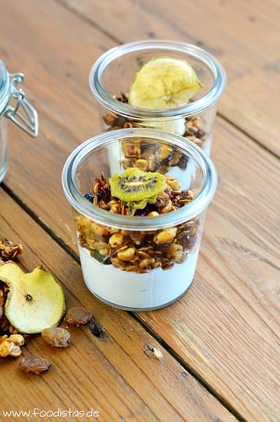 Homemade Granola mit getrockneten Früchten von den [Foodistas]