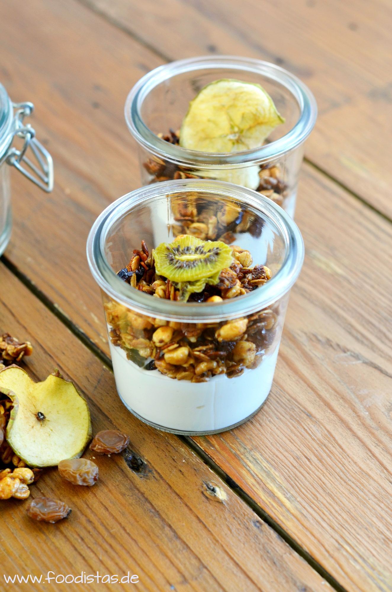Homemade Granola mit getrockneten Früchten von den [Foodistas]