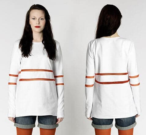 Damenmodell in weißem Longsleeve mit orangefarbenen Streifen, Vorder- und Rückansicht, geeignet für Nähanleitungen und Schnittmuster für Longsleeve-Shirts.