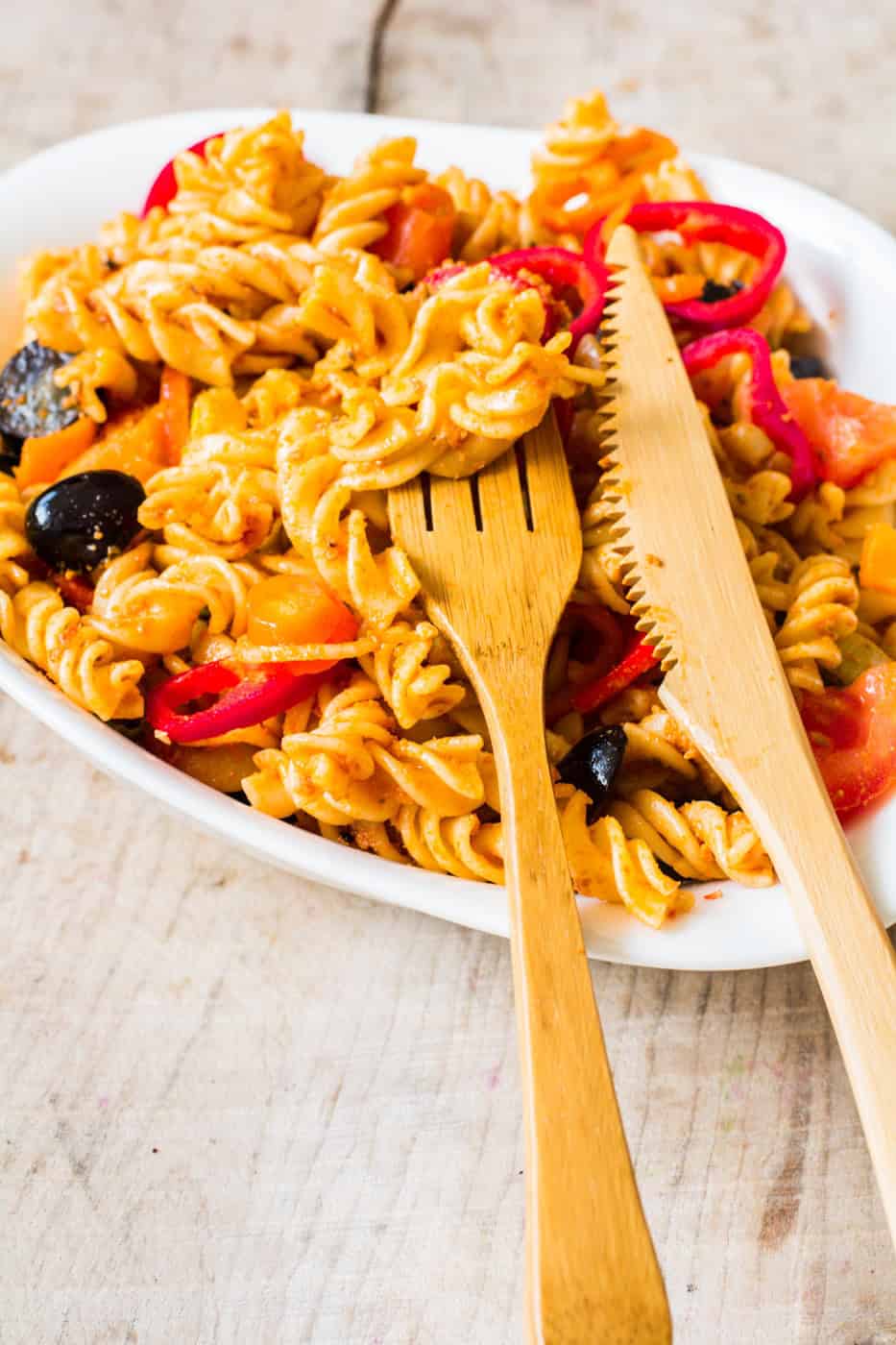 Party-Nudelsalat mir Paprika, Trauben und Tomatenpesto