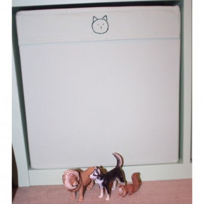 Selbstgestaltete IKeA Dröna Box mit handgemalten Tiermotiven und kleinen Tierfiguren als Dekoration für nachhaltiges Wohndesign.