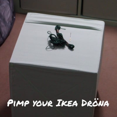 Weiße IKEA Dröna Aufbewahrungsbox mit schwarzem Kabel und Stecker, ideal für DIY-Projekte und kreative Upcycling-Ideen.