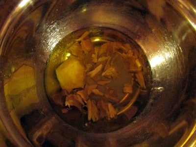 Reinigungsbalsam mit ätherischen Ölen, Kräutern und Wachs für natürliche Ölreinigung, handgemacht, nachhaltige Pflege.
