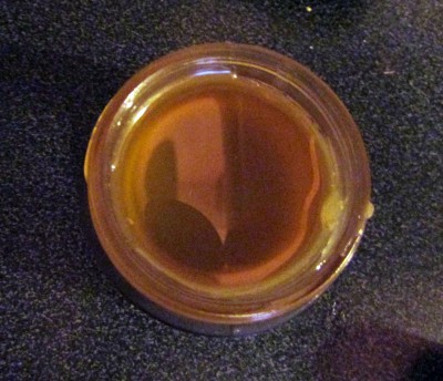 Kleiner Glasbehälter mit Reinigungsbalsam für die Ölreinigung, ideal für nachhaltige Hautpflege und natürliche Reinigung.