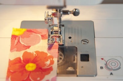 Naht an einem Stoff mit Blumenmuster, genäht mit einer Nähmaschine, für Handmadekultur.
