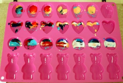 Bunte Harz-Schmucksteine in Silikonformen aus der Küche, ideal für handgemachten Schmuck, kreativ und vielseitig gestaltet.