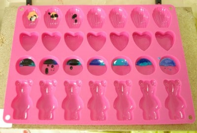 Pink Silikonform mit verschiedenen Formen für Schmucksteine aus Harz, inklusive Herz- und Bärenformen, ideal für DIY Schmuckprojekte.