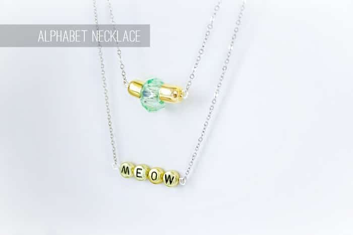 Sommerliche Ketten mit Alphabet-Perlen