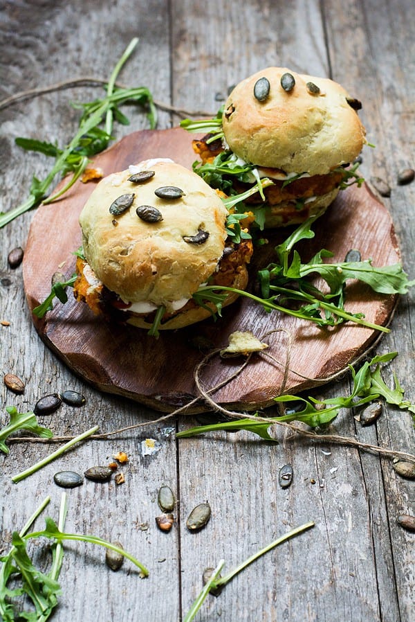 Veggie-Burger mit Süßkartoffel-Couscous-Patties & Kürbiskern-Brötchen