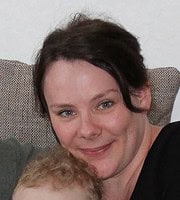 Frau mit dunklen Haaren und Kind mit blondem Haar, beide lächelnd, in gemütlicher Umgebung, Fokus auf handgemachte Kultur und kreative Handarbeit.