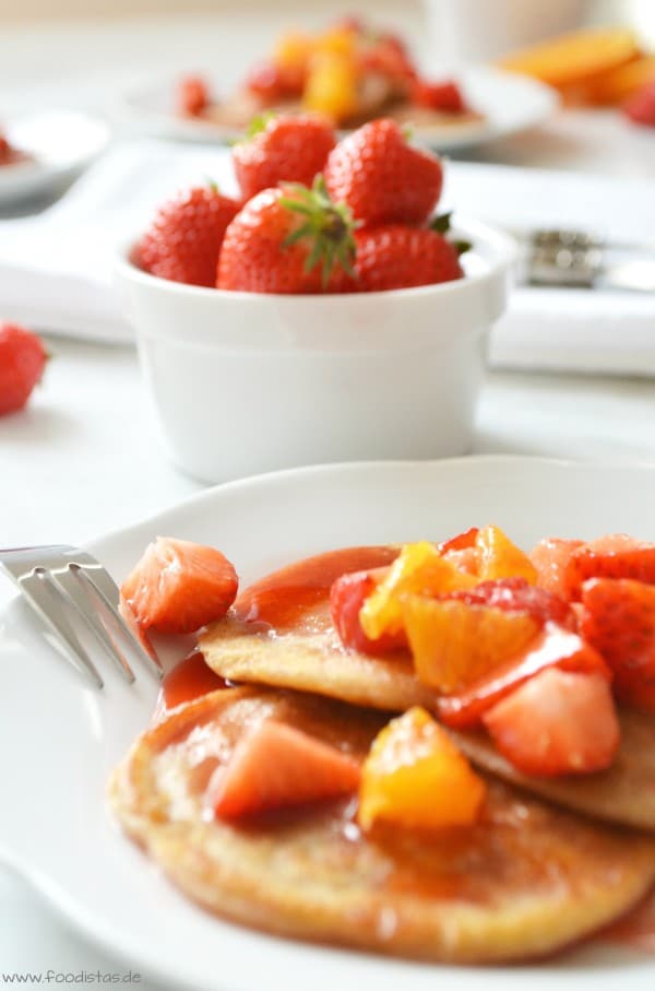 Roggen-Pancakes mit fruch­ti­gem Erdbeer-Orangen-Sirup von den [Foodistas]