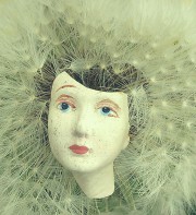 Kunstvolle Deko mit Porzellanporträt und Pusteblumen, kreative Handwerkskunst, handgemacht, Naturmaterialien, einzigartige Dekoration für Zuhause.