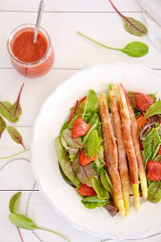 Gebratener Spargel mit Erdbeersalsa und kna­cki­gem Salat von den [Foodistas]