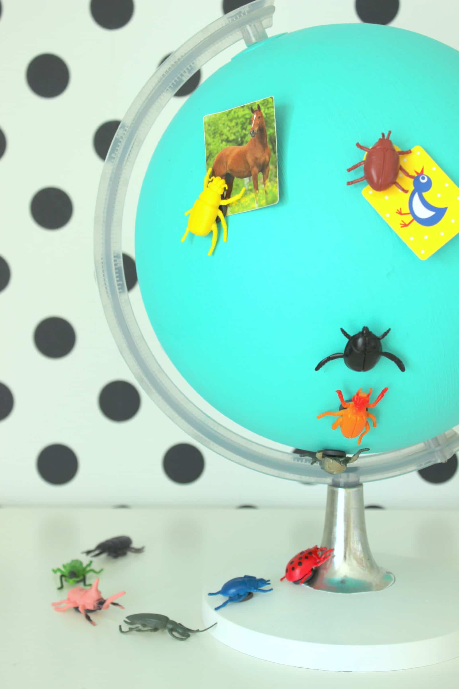 ein Magnetglobus – Krabbelalarm