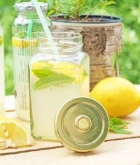 Zitroneneis und Limonade mit Zitronenverbene
