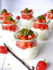 Quark-Vanille-Creme mit Erdbeeren von den [Foodistas]